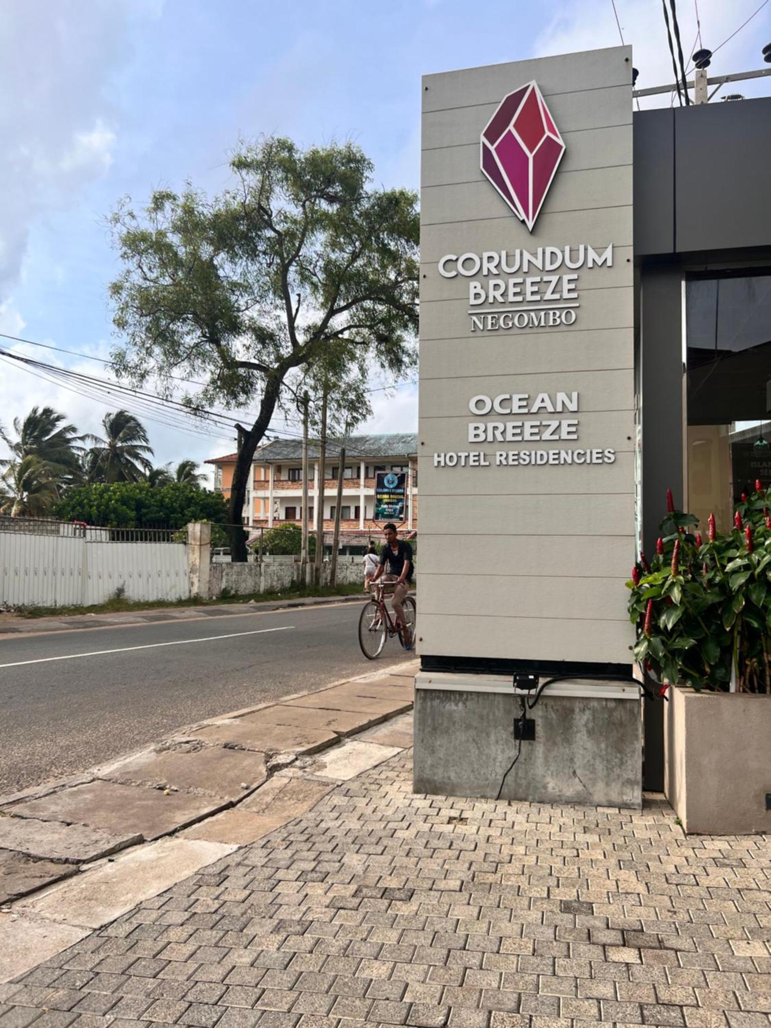 Ocean Breeze Negombo- Tidesend Luxury Beach Apartments 외부 사진