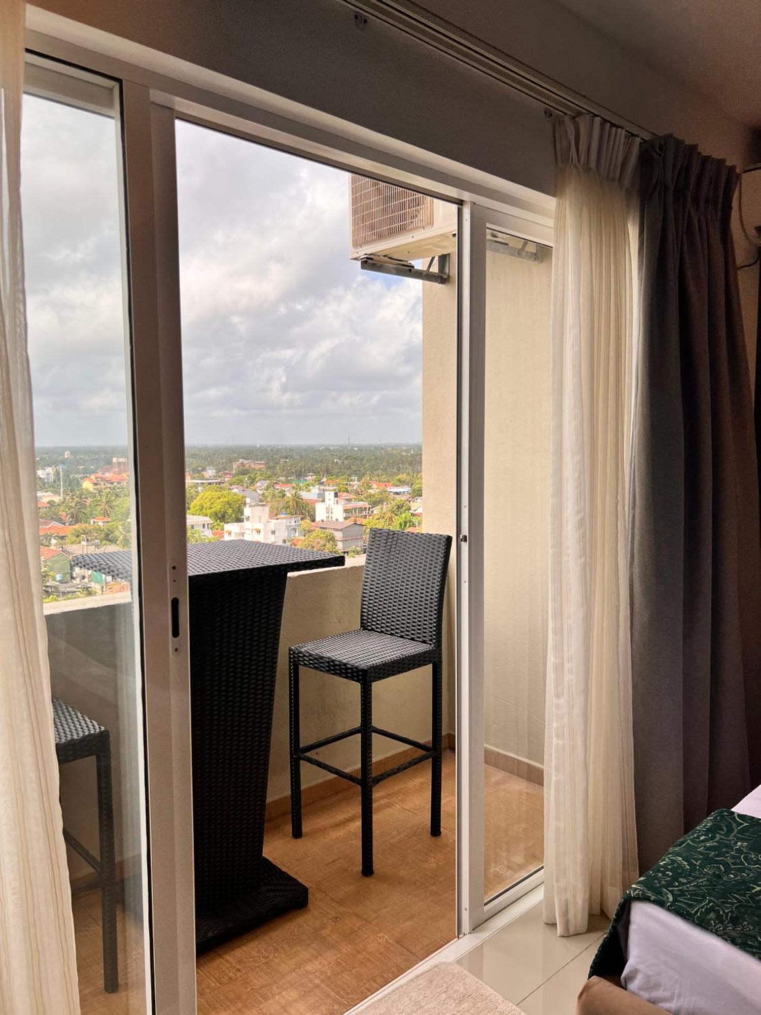 Ocean Breeze Negombo- Tidesend Luxury Beach Apartments 외부 사진