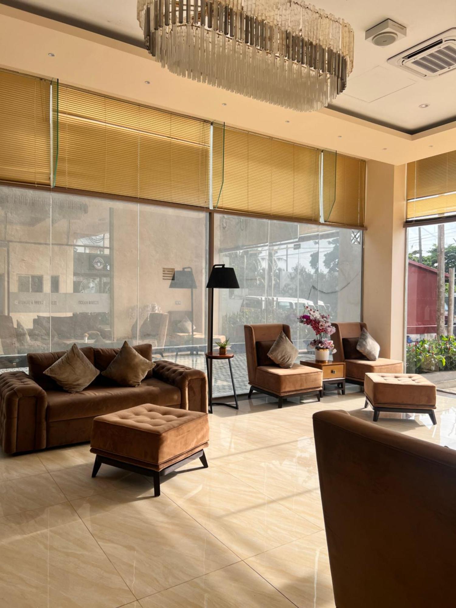 Ocean Breeze Negombo- Tidesend Luxury Beach Apartments 외부 사진