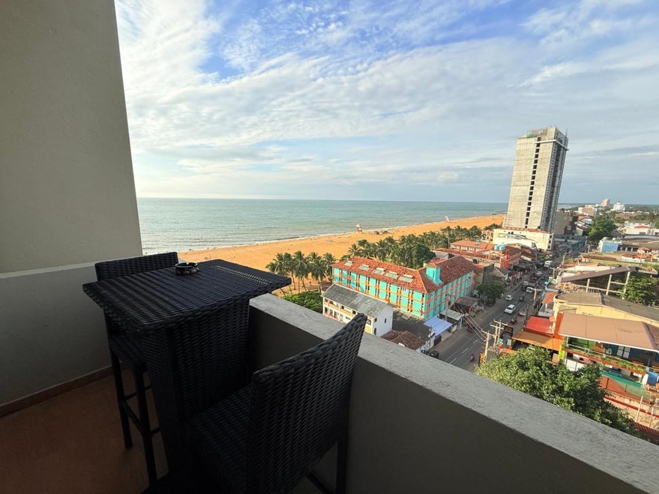Ocean Breeze Negombo- Tidesend Luxury Beach Apartments 외부 사진