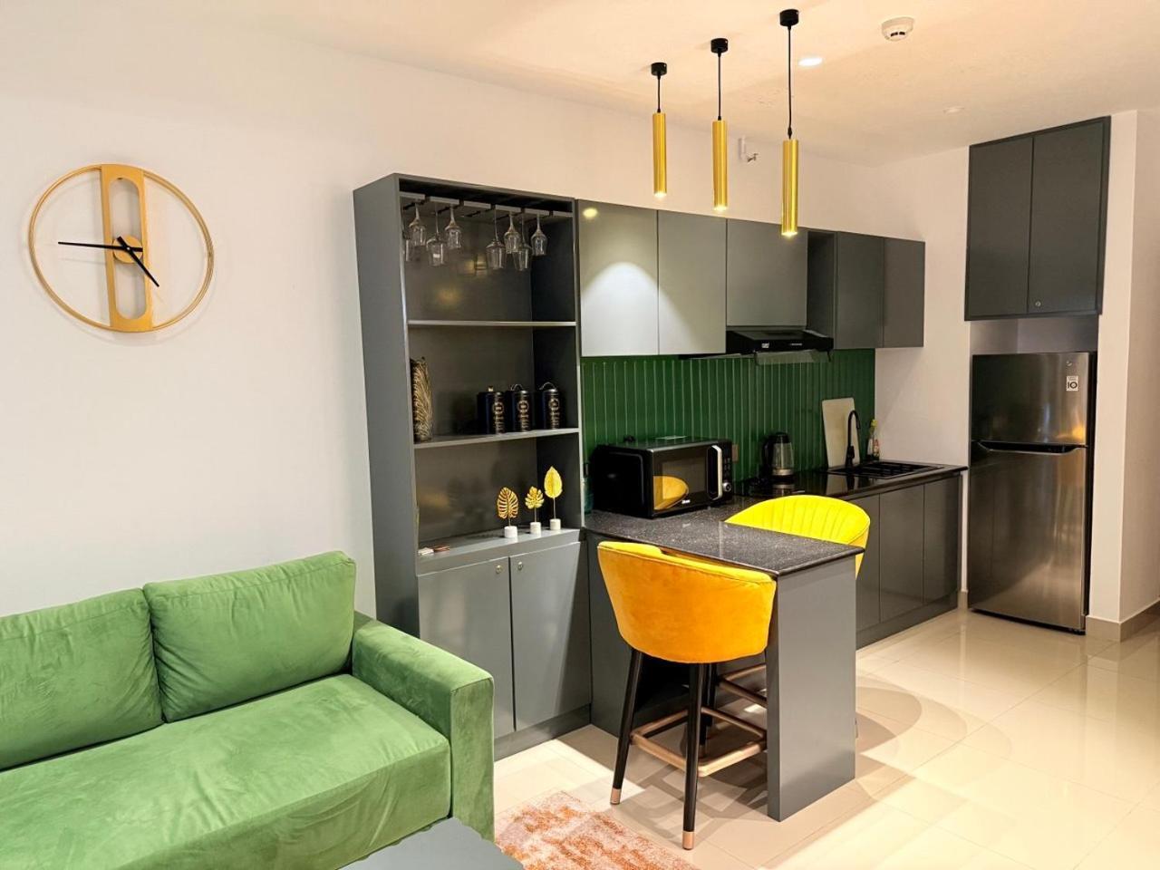 Ocean Breeze Negombo- Tidesend Luxury Beach Apartments 외부 사진