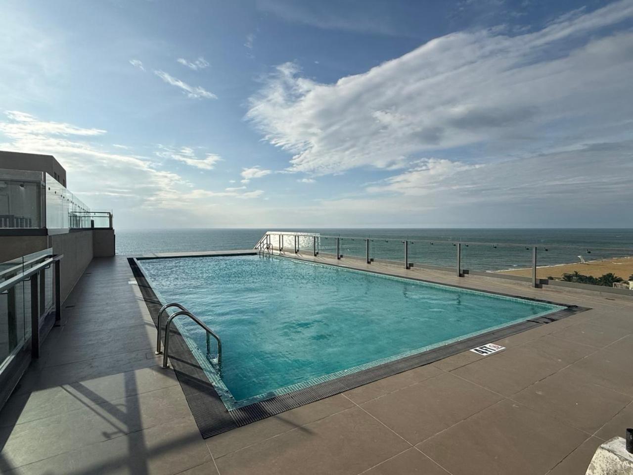 Ocean Breeze Negombo- Tidesend Luxury Beach Apartments 외부 사진