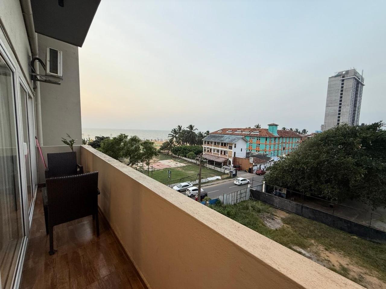 Ocean Breeze Negombo- Tidesend Luxury Beach Apartments 외부 사진