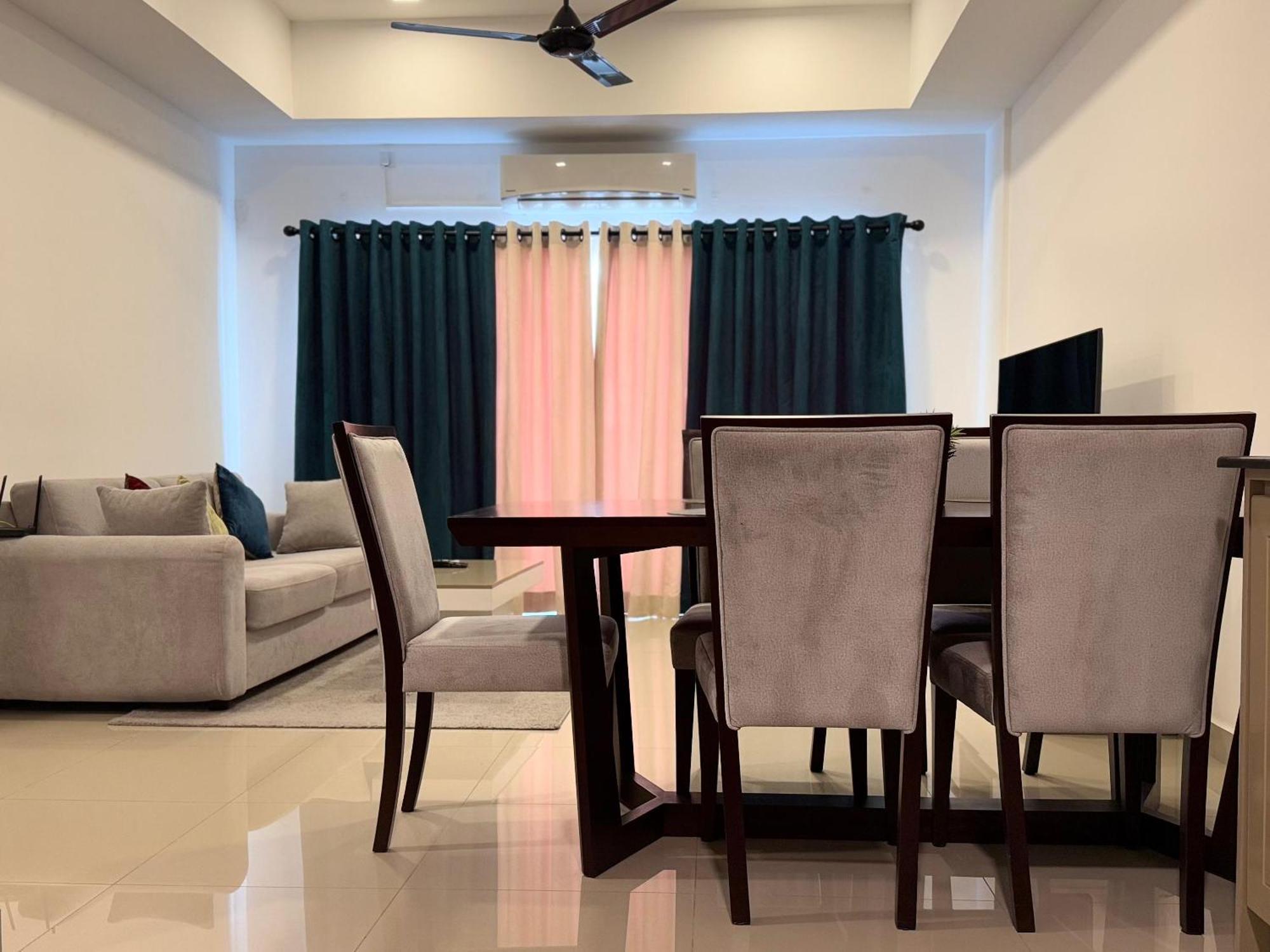 Ocean Breeze Negombo- Tidesend Luxury Beach Apartments 외부 사진