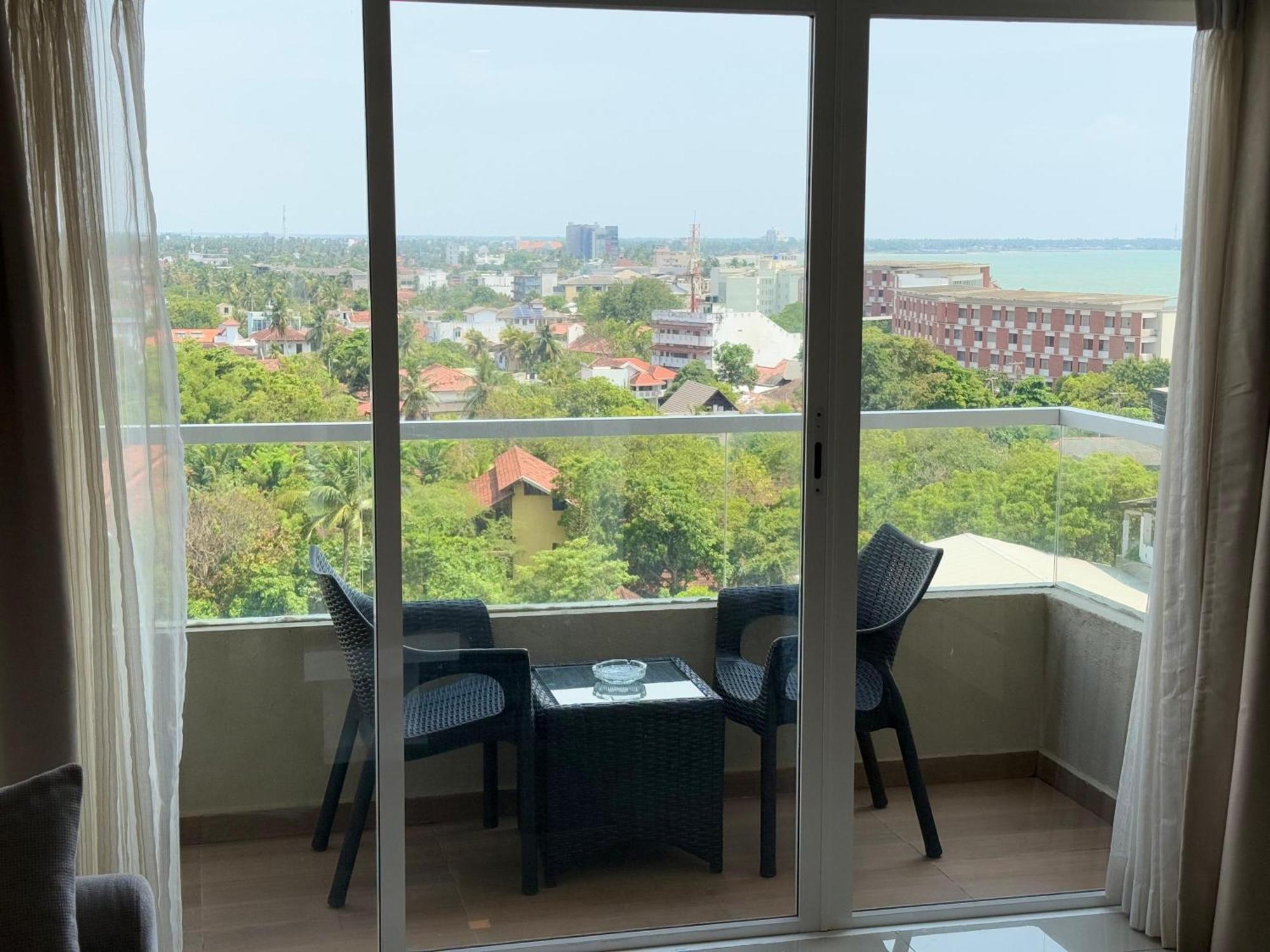 Ocean Breeze Negombo- Tidesend Luxury Beach Apartments 외부 사진