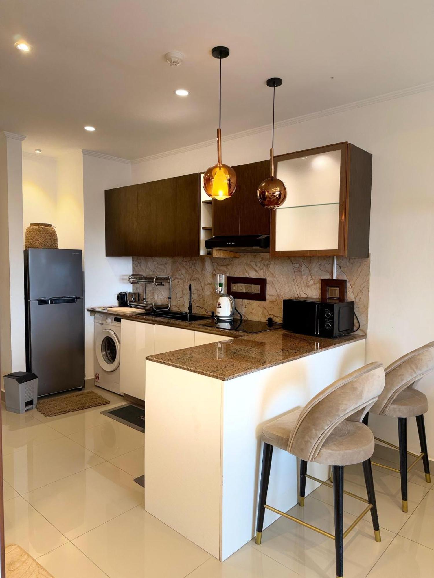 Ocean Breeze Negombo- Tidesend Luxury Beach Apartments 외부 사진