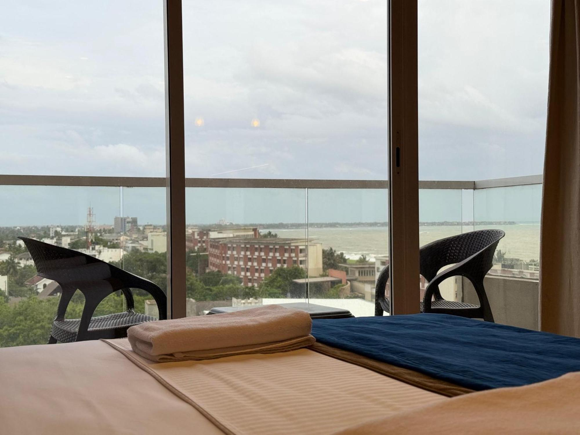 Ocean Breeze Negombo- Tidesend Luxury Beach Apartments 외부 사진