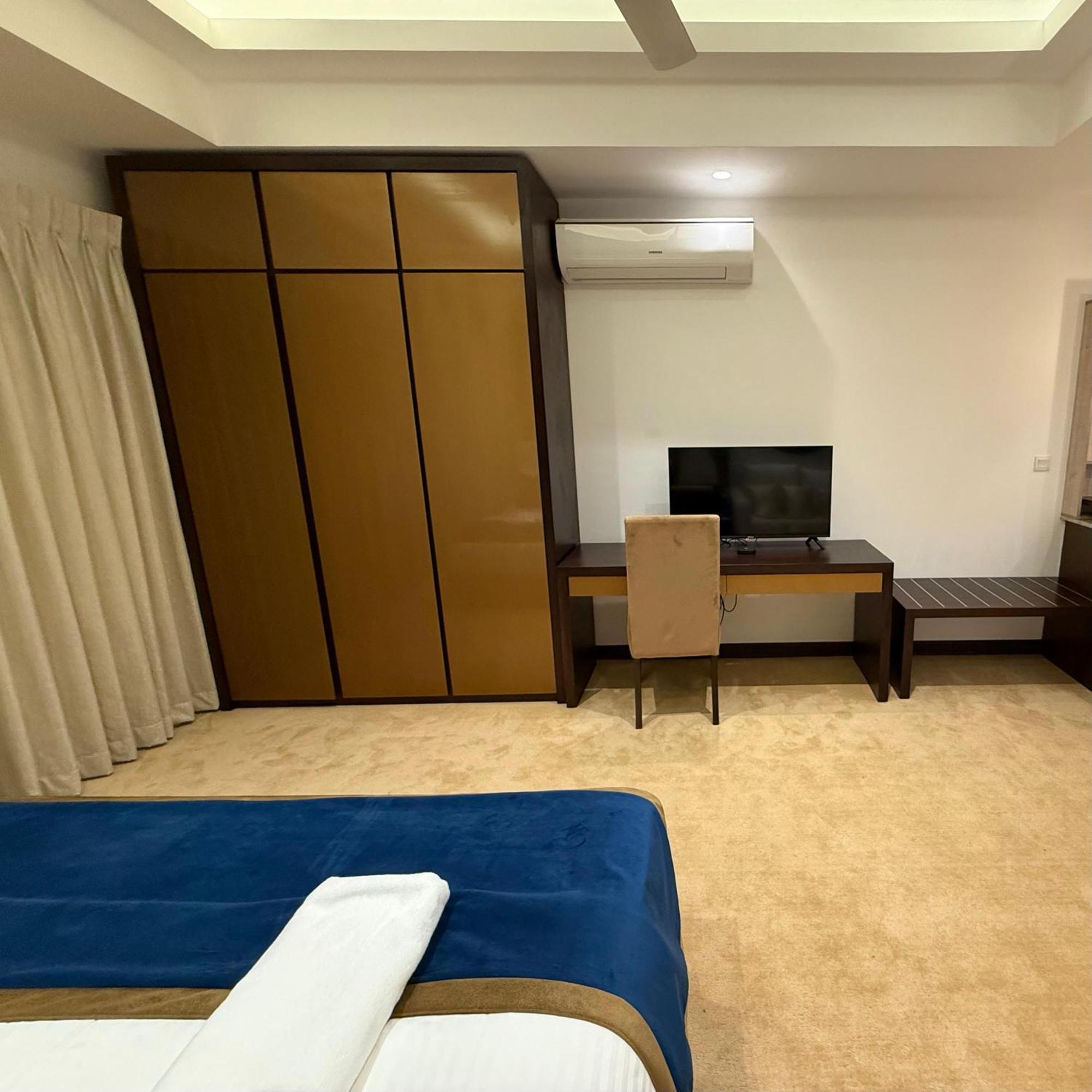 Ocean Breeze Negombo- Tidesend Luxury Beach Apartments 객실 사진
